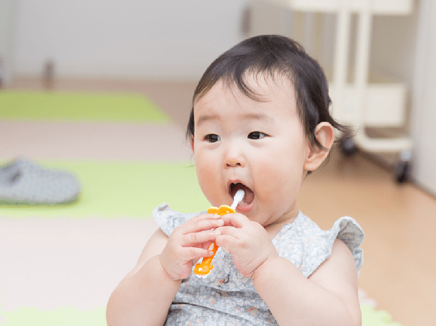 Cha mẹ cần chú ý vệ sinh răng miệng sạch sẽ cho trẻ, tránh tình trạng bội nhiễm