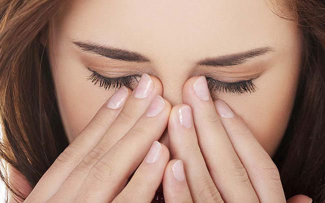 Nguyên nhân dẫn đến sùi mào gà ở mắt có thể là dụi tay lên mắt khi tay có chứa virus HPV
