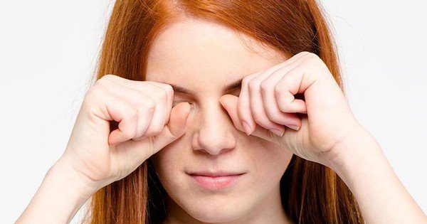 Ban Đầu, Người Bệnh Bị Sùi Mào Gà Ở Mắt Thường Có Gỉ Mắt Khi Ngủ Dậy, Cảm Giác Vùng Da Quanh Mắt Bị Ngứa