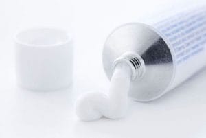 Thuốc bôi là một trong những phương pháp trị sùi mào gà hiệu quả